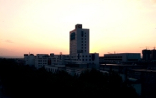 夕阳下的医院图片