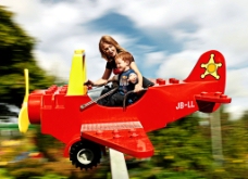 飞机场儿童游乐场的飞机图片